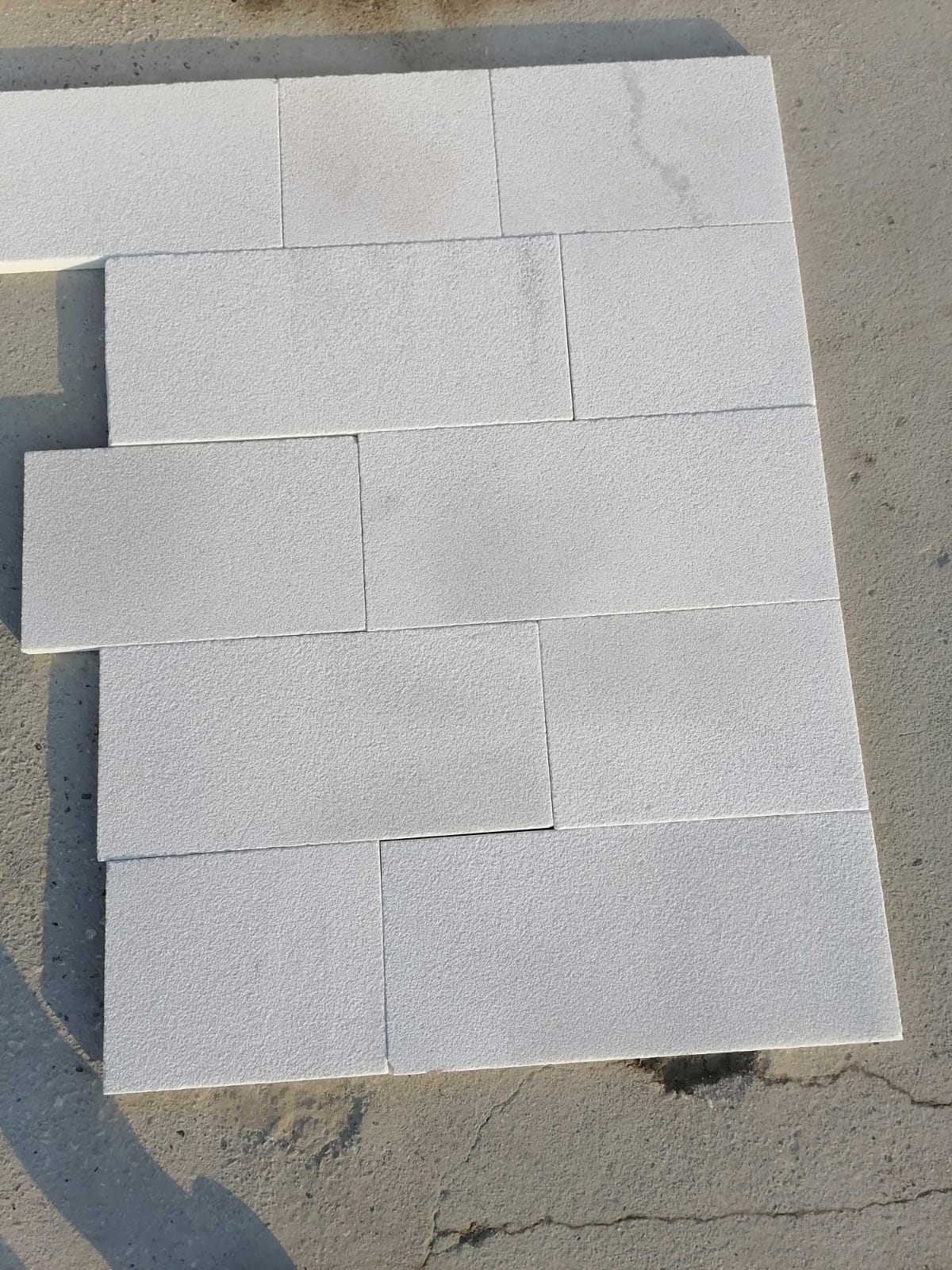 Kemalpaşa Beyazı Kumlamalı Mermer 